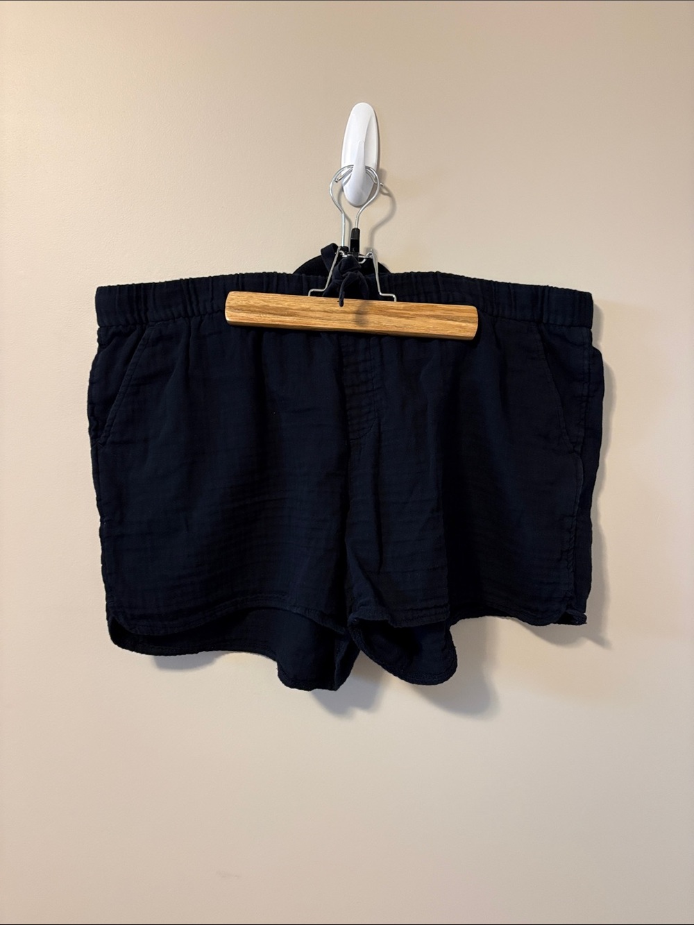Old Navy Black Drawstring Elastic-Waist Athletic Shorts